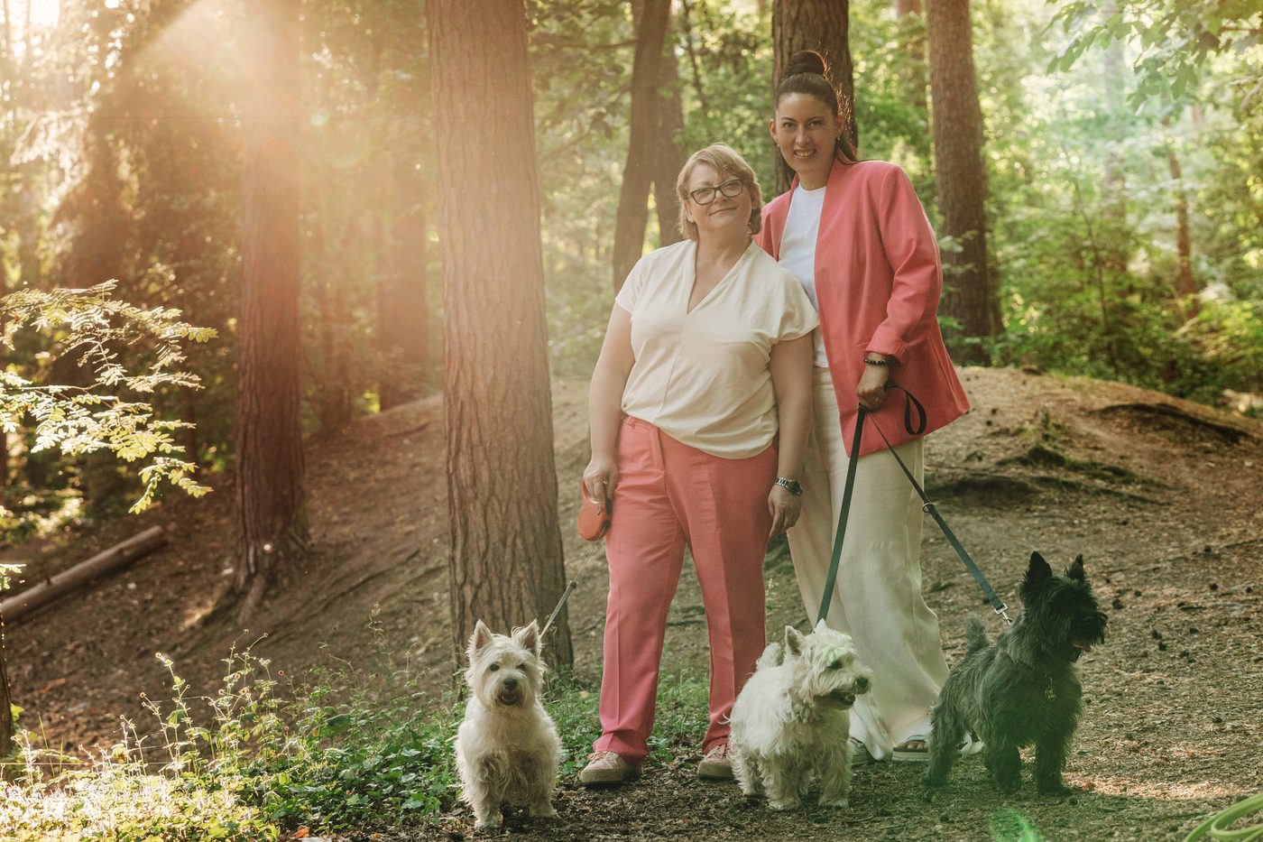 Die beiden Gründerinnen von MiCaPa mit ihren drei Hunden im Wald